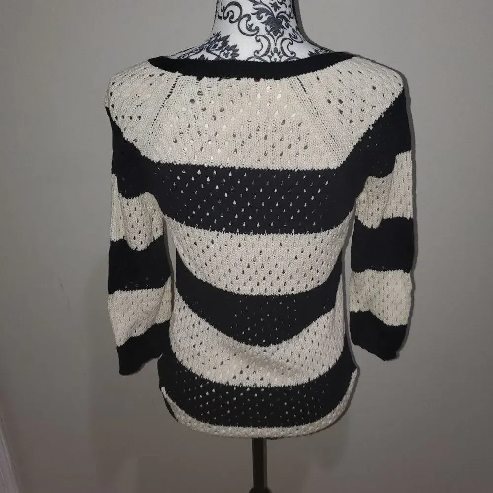 Unionbay juniors medium knit sweater. Sleeves are 3/4 length